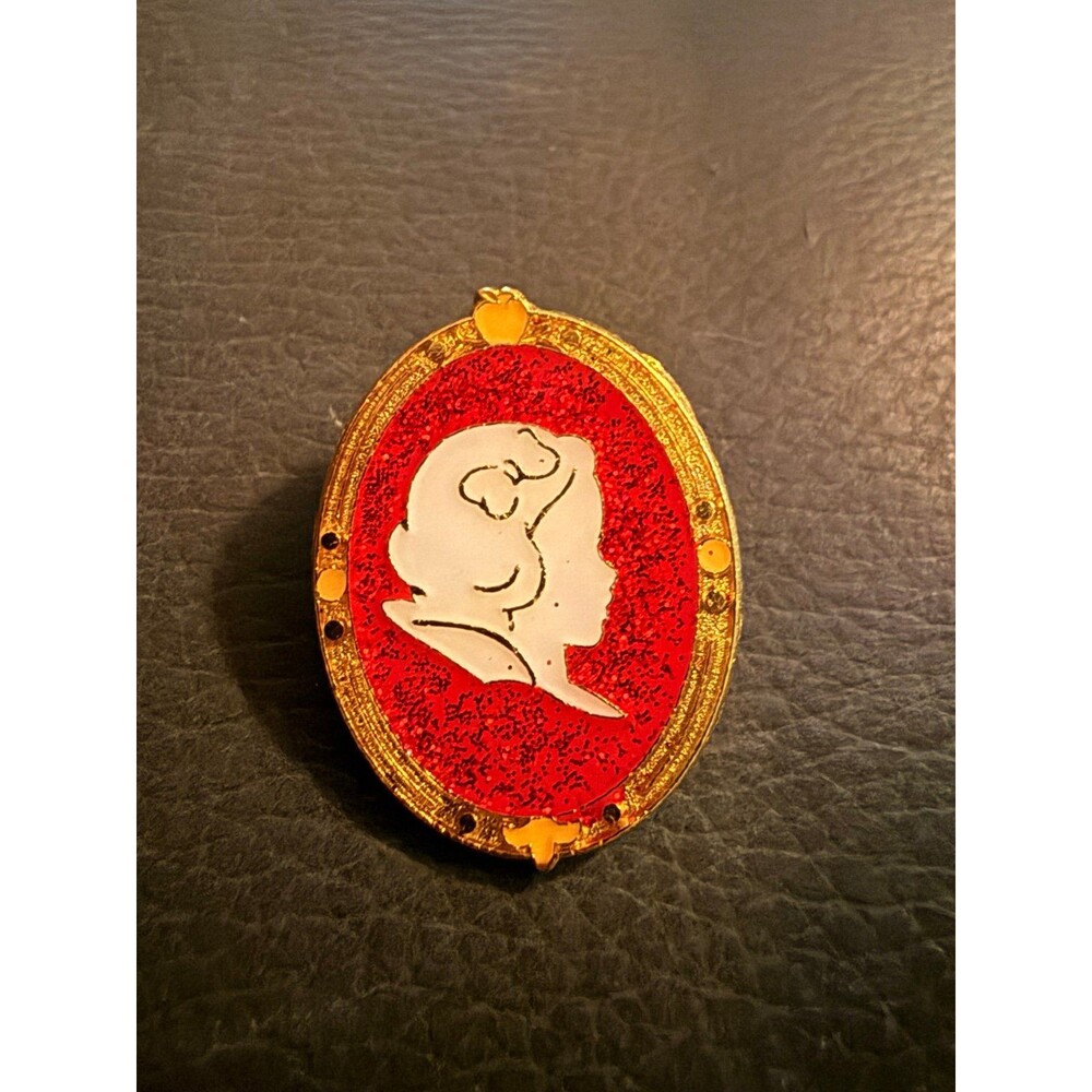 Snow White cameo pin from the 2014 Disney Princess Cameo Mystery Series